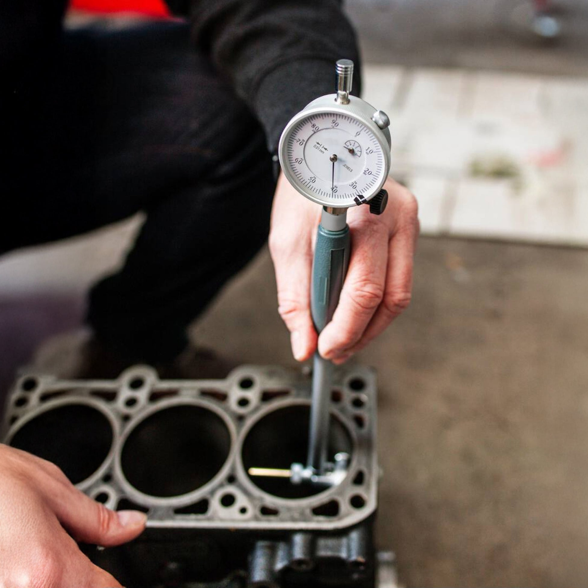 Messen einer Zylinderbohrung mit einem Innenfeinmessgerät